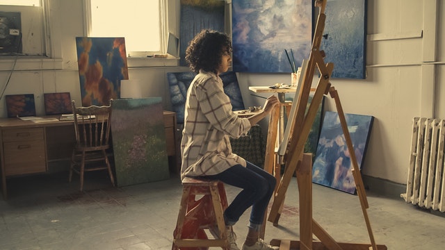 kobieta maluje obraz