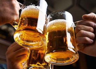 Reklama piwa na skrzyniach