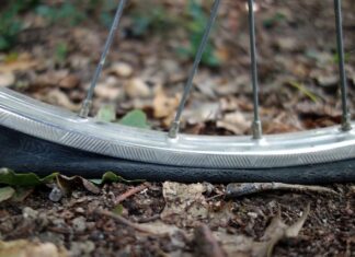 Co zrobić jak jest przebita opona?