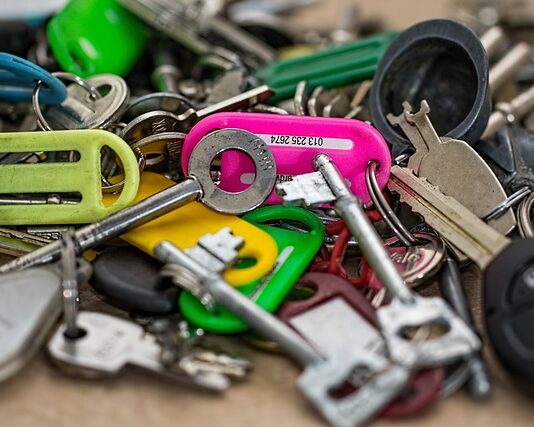 Czy kluczyk w stacyjce może rozładować akumulator?