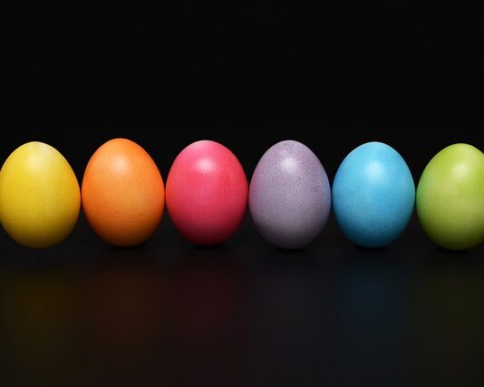 Jak naturalnie zabarwić jajka na zielono?