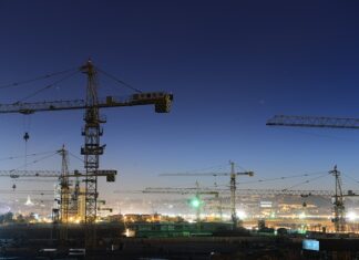 Jaka minimalna grubość kleju pod płytki?