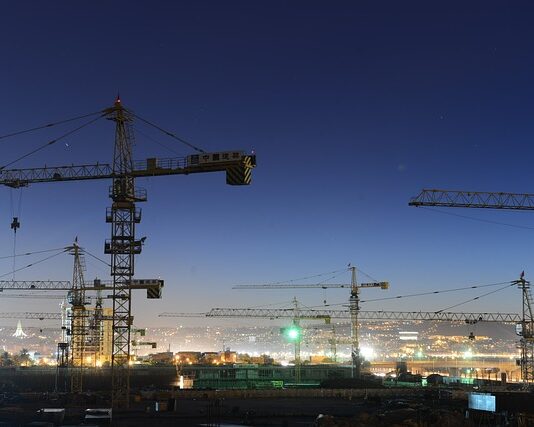 Jaka minimalna grubość kleju pod płytki?