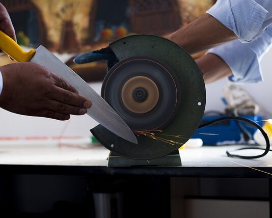 Jak ostrzyć piły taśmowe?