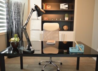 Jak dzielimy regały do składowania na magazynie?